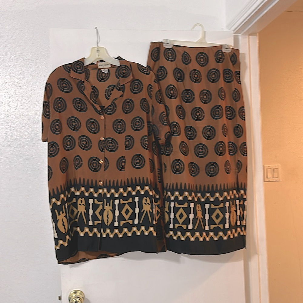 Trendy Looks matching blouse and maxi skirt with geometric designs.